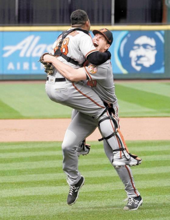 포수 실수로 퍼펙트게임을 놓치고도 노히터의 기쁨을 나누는 민스(오른쪽). [AP=연합뉴스]