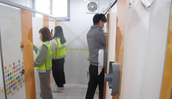 공주경찰서와 공주대캠퍼스 순찰대가 공주대학 내 화장실 불법 카메라 설치여부를 점검하고 있다.