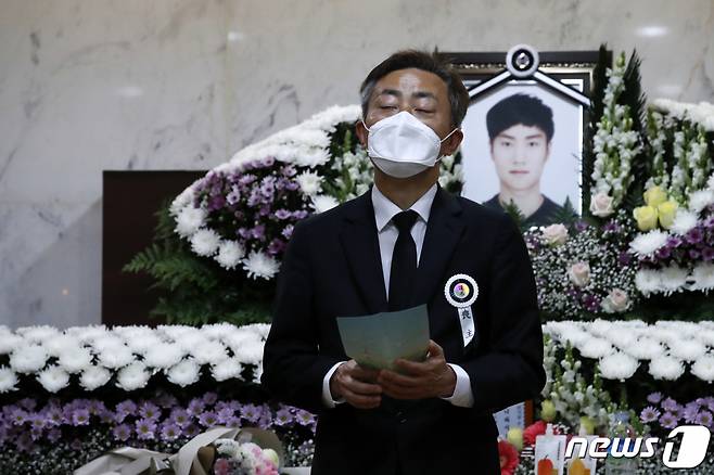 5일 오전 서울 서초구 서울성모병원에서 고(故) 손정민군의 발인을 앞두고 아버지 손현씨가 아들에게 보내는 편지를 낭독하다 생각에 잠겨있다. 2021.5.5. /사진=뉴스1