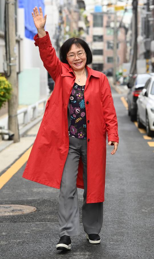 지난달 16일 서울 강남구 논현동 한국연예인한마음회 사무실 앞에서 포즈를 취한 김상희 이사장. 그는 “부모님의 극렬한 반대에도 불구하고 가수라는 직업으로 60년간 한 길을 걸어왔다”며 “많은 분의 도움을 받아 감사하다. 특히 지금까지 보살펴 준 남편 유훈근 씨에게 고맙고 미안하다”고 강조했다. 그러면서 “지금도 현역이고, 앞으로도 은퇴란 없다”고 말했다. 김동훈 기자