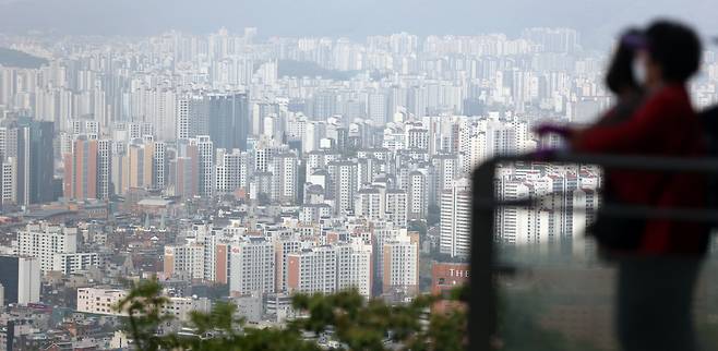 서울 남산공원에서 시민들이 도심을 내려다보고 있다. [연합]