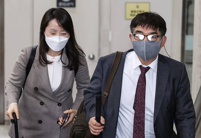 자녀 입시비리와 사모펀드 관련 혐의를 받는 조국 전 법무부 장관의 배우자 정경심 교수의 항소심 첫 공판이 열린 4월 12일 오후 정 교수의 변호인인 김칠준 변호사(오른쪽)가 서울 서초구 서초동 서울고등법원에 도착해 법정으로 향하고 있다. [연합]