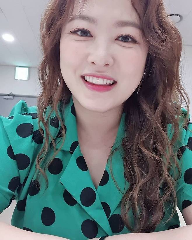 Comedian Sim Jin-hwa has told of the recent beauty of her beautiful beauty.Sim Jin-hwa posted several photos on his instagram on May 7 with an article entitled I feel like Im wearing a tang.In the open photo, Sim Jin-hwa is taking a self-portrait with a bright smile wearing a blouse with a green pattern on a green background.A lovely figure on a immaculate skin completes a beautiful beauty and captivates the eye.The styling of the retro atmosphere was also digested and made the fans hearts feel heartbreaking.The netizens who responded to this comment commented, I feel good when I see the Sister, I am so beautiful, and Please give me clothes information.Meanwhile, Sim Jin-hwa marriaged comedian Wonhyo Kim in 2011; the couple are currently appearing in the MBC Everly One entertainment series Run the Ding.