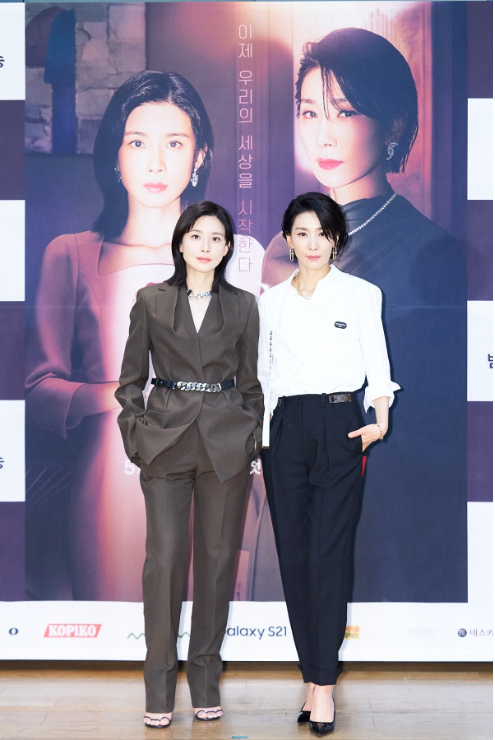 배우 이보영과 김서형. tvN 제공