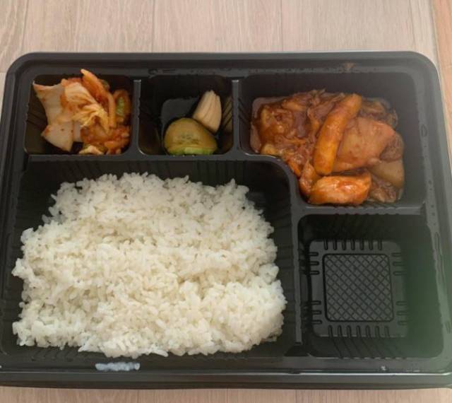 한 국군 장병이 최근 코로나19로 격리된 상태에서 제공 받았다고 주장하며 온라인을 통해 올린 부실급식 식단의 사진/사진출처=페이스북 페이지 '육군훈련소 대신 전해드립니다'캡처