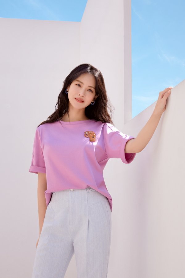 A new fashion picture of Actor Oh Yeon-seo has been unveiled.Oh Yeon-seo in the picture is a beige tone pants matched with white, lilac, mint and brown colored T-shirts that are easy to wear in Summer season routine.Here, I put on strap sandals and completed a neat and refreshing styling.