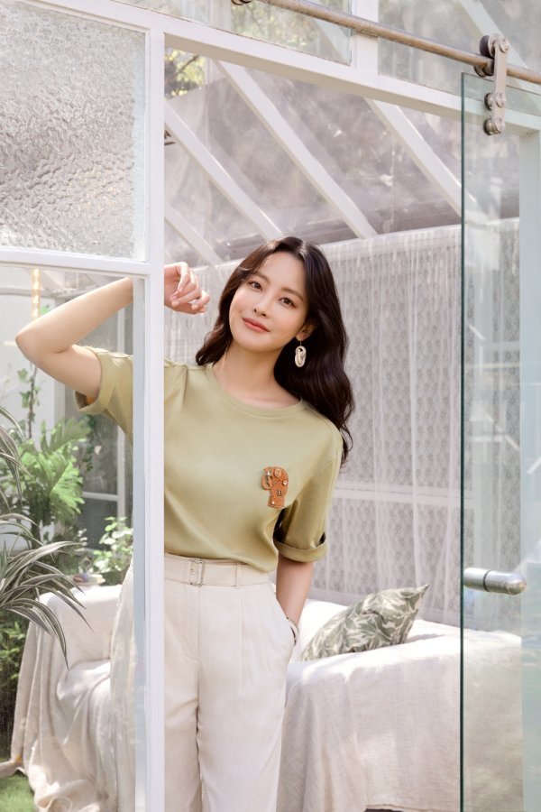 A new fashion picture of Actor Oh Yeon-seo has been unveiled.Oh Yeon-seo in the picture is a beige tone pants matched with white, lilac, mint and brown colored T-shirts that are easy to wear in Summer season routine.Here, I put on strap sandals and completed a neat and refreshing styling.