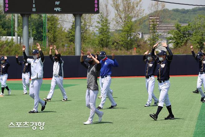 독립야구단 경기도리그 시흥 울브스 선수들이 지난 3일 오후 경기 광주시 곤지암의 팀업캠퍼스 1야구장에서 경기에 앞서 연습을 하고 있다. 광주|정지윤 선임기자