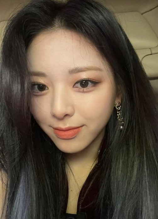 Yuna of the group ITZY boasted a pure visual.On Friday, Yuna posted several photos on the official Instagram page.In the photo, Yuna took a selfie in the car. Yuna posed for a hand heart with a wave.Yuna attracted the attention of people with her clear features and white-colored watery skin.It also captivated fans with its colorful jewelery and refreshing smile.On the other hand, the group ITZY to which Yuna belongs, will be featured on Mnet M Countdown on the 6th, and will be featured in the title song Ma, P.A. of the new mini album GUESS WHO.In the morning topped the list.