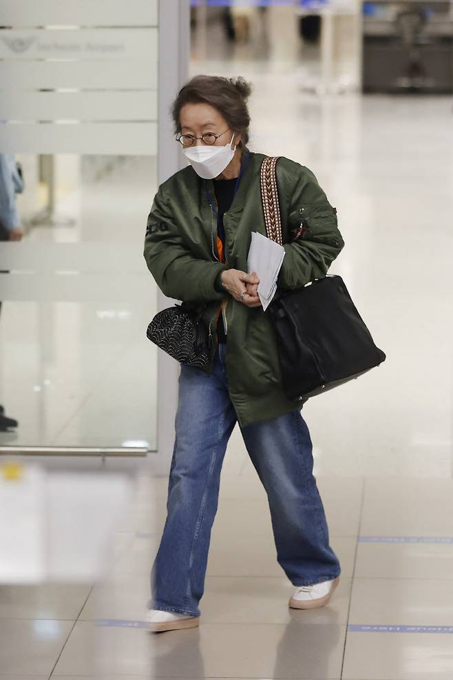 한국 배우 최초로 아카데미 배우상을 거머쥔 배우 윤여정이 8일 오전 인천국제공항 제2터미널을 통해 귀국하고 있다. (사진=연합뉴스)