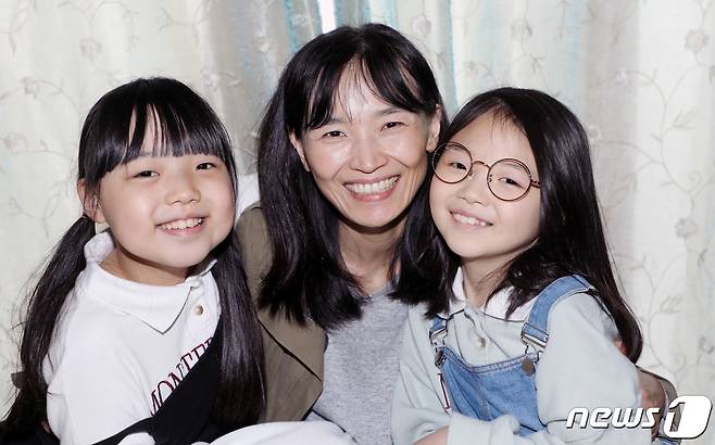 어버이날을 하루 앞둔 지난 7일 광주 서구 화정동에서 만난 김현희(45)·정지민(12)·정하윤(10) 가족이 해맑게 웃고있다. 2021.5.8/뉴스1