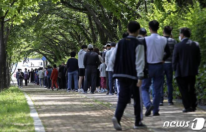 8일 울산 남구 문수축구경기장에 마련된 임시 선별검사소를 찾은 시민들이 신종 코로나바이러스 감염증(코로나19) 검사를 받기 위해 줄을 서 대기하고 있다. 2021.5.8/뉴스1 © News1 윤일지 기자