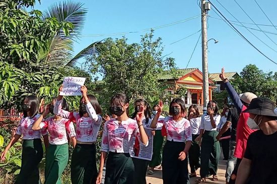미얀마 군부 쿠데타 규탄 시위대가 빨간 색칠을 한 옷을 입고 독재에 대한 저항의 상징인 '세 손가락 경례'를 하고 있다. [이미지출처=연합뉴스]