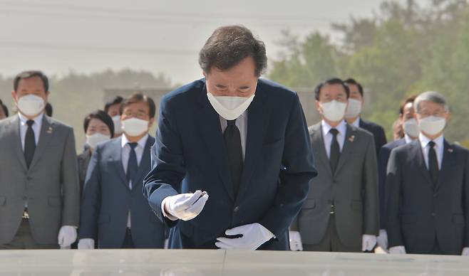 더불어민주당 이낙연 전 대표가 8일 오전 광주 북구 운정동 국립 5·18민주묘지를 방문해 분향하고 있다. /뉴시스