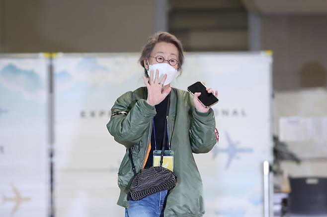 한국 배우 최초로 아카데미 배우상을 거머쥔 배우 윤여정이 8일 오전 인천국제공항 제2터미널을 통해 귀국하고 있다. /연합뉴스