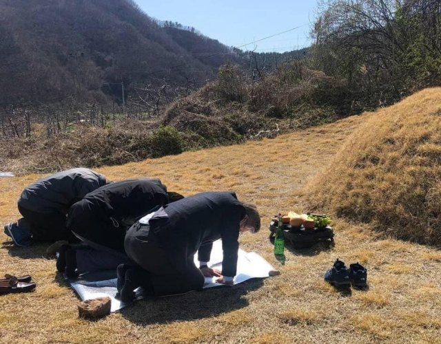 부모 산소 찾은 이재명 지사. 페이스북