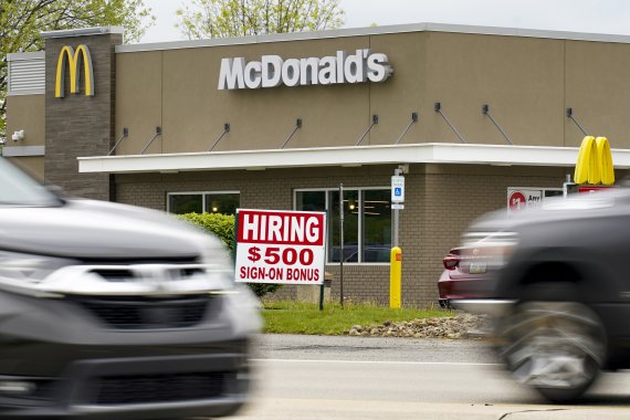 지난 5일(현지시간) 미국 펜실베이니아주 크랜베리 타운십의 맥도날드 매장 밖에 채용시 500달러를 보너스로 지급한다는 푯말이 세워져있다. AP뉴시스