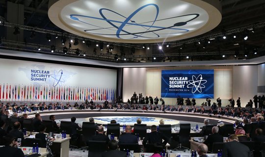 핵 안보정상회의는 통제 불능 국가가 핵무기를 보유하거나 ISIS와 알카에다 등 국제 테러조직으로 핵물질이 흘러 들어가서 세계적인 문제가 되는 것을 막기 위한 전략을 논의하는 정상회의이다.
