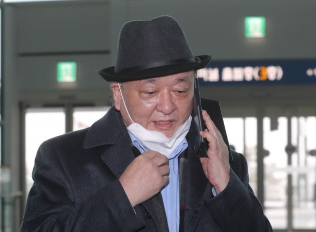 강창일 주일 한국대사가 지난 1월 일본으로 출국하기 전 통화를 하고 있다./ 연합뉴스