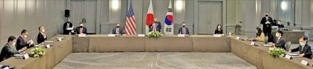 주요 7개국(G7) 외교·개발장관회의 참석차 영국을 방문 중인 정의용 외교부 장관(맨 오른쪽)이 지난 5일(현지시간) 런던 시내호텔에서 토니 블링컨 미국 국무장관, 모테기 도시미쓰 일본 외무상과 회담하고 있다./ 연합뉴스