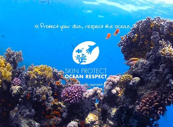 화장품 브랜드 아벤느가 진행 중인 해양생태계 보호 캠페인 이미지. 아벤느는 비수용성 형태의 자외선 차단 필터와 자연적으로 분해되는 성분 배합을 사용하고 있다.