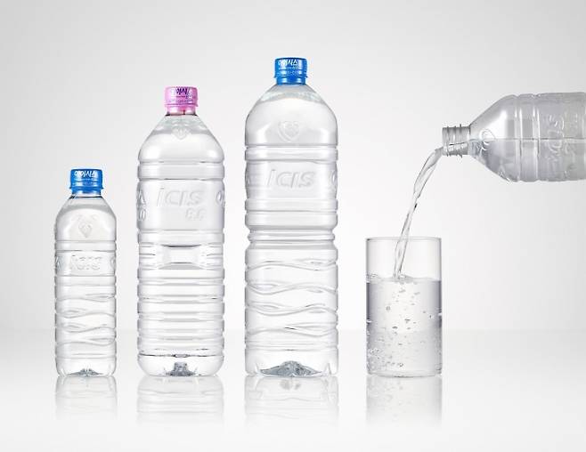 롯데칠성음료가 지난 1월 업계 최초로 출시한 무라벨 생수 ‘아이시스 8.0 ECO’는 1년 새(올해 1분기 기준) 판매량이 500% 급증했다./사진=롯데칠성음료