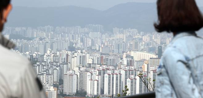 서울 남산공원에서 시민들이 도심을 내려다보고 있다. [연합]