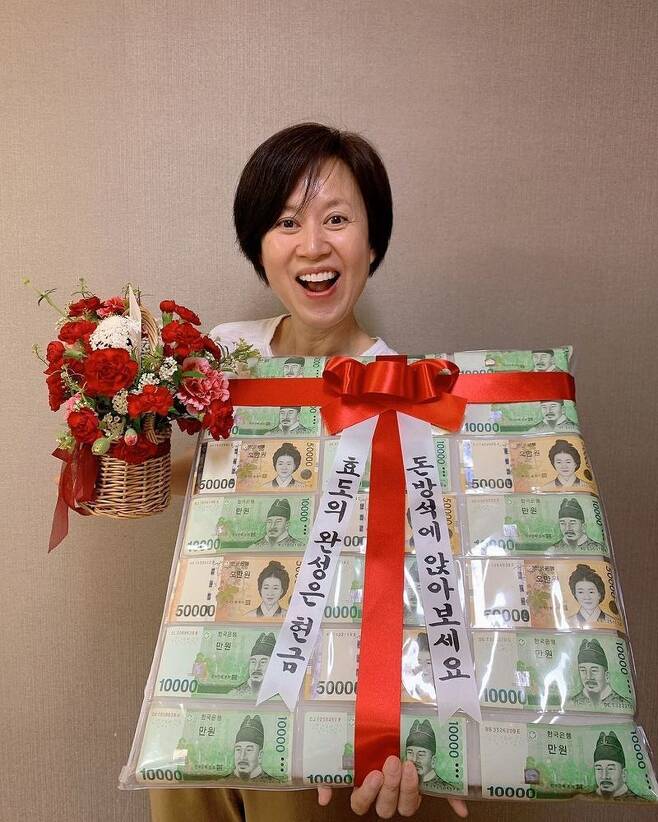 Park Mi-sun has unveiled a Mothers Day gift she received from her children.Park Mi-sun wrote in his Instagram on May 8, There is a Seo Bo-ram raised by a child. I cant get a gift. Thank you, daughter, son.Thank you all the parents of the world. In the public photo, Park Mi-sun is smiling with a carnation flower basket given by his children and a cushion decorated with money.The cushion, beautifully decorated with red ribbons, has a witty phrase: Fill the filial piety is cash. Sit on the money cushion.Lee Ji-hye, who saw the photo, commented, Congratulations on the big hit, and Shim Jin-hwa responded, I am so happy! Jang Young-ran also said, I congratulate you so much.