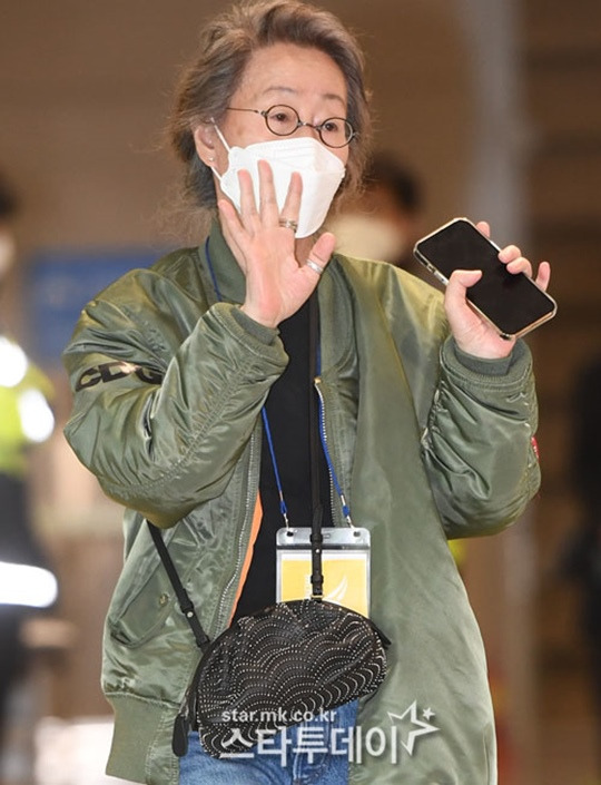 윤여정이 오스카 트로피를 들고 8일 입국했다. 사진|인천국제공항=유용석 기자