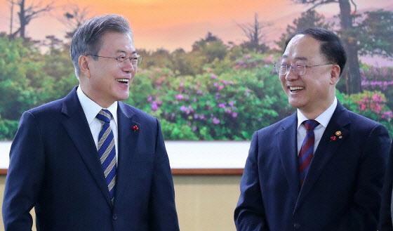 문재인 대통령과 홍남기 국무총리 직무대행 겸 경제부총리. (사진=연합뉴스)