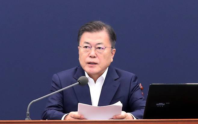 문재인 대통령이 3일 오후 청와대에서 열린 2차 특별 방역 점검회의에서 발언하고 있다./연합뉴스
