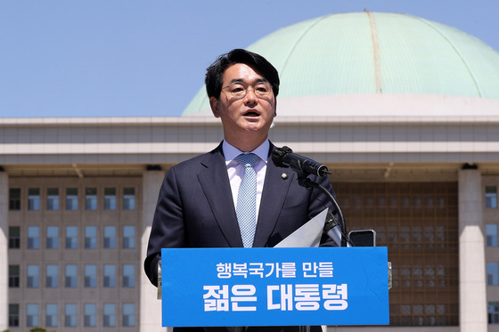 With the backdrop of the National Assembly building in Yeouido, western Seoul, Rep. Park Yong-jin of the ruling Democratic Party on Sunday announces his official bid to run in next year’s presidential race. Park became the first politician to officially declare his intention to run in the presidential race. [YONHAP]