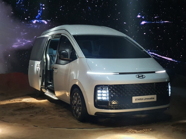 지난 14일 경기도 김포의 한 전시관에 우주선 형태를 닮은 현대자동차의 다목적차량(MPV) 스타리아가 전시돼 있다.