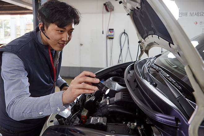중고차 엔진 부위 진단 장면 [사진 제공=케이카]