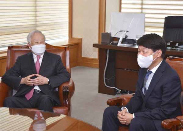 안경덕 신임 고용노동부 장관(오른쪽)이 지난 7일 서울 마포구 한국경영자총협회관을 방문해 손경식 경총 회장과 담화를 나누고 있다. [사진 제공 = 경총]