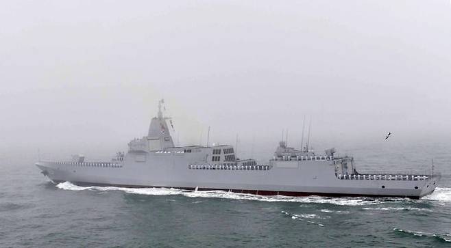 중국 해군 055형 구축함이 항해를 하고 있다. 세계일보 자료사진
