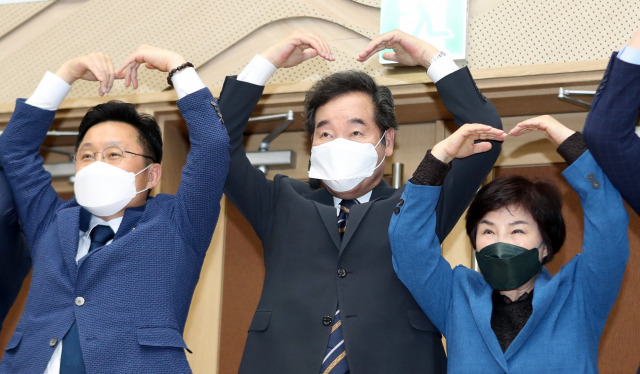 9일 오후 부산항 국제전시컨벤션센터에서 열린 가덕신공항-신복지 부산포럼 발대식에서 이낙연 전 총리(가운데) 등이 인사하고 있다. /연합뉴스