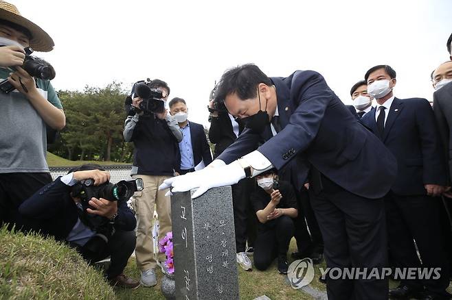 김기현 당 대표 권한대행, 5·18 열사묘역 참배 (광주=연합뉴스) 박철홍 기자 = 국민의힘 김기현 당 대표 권한대행 겸 원내대표가 7일 오전 광주 북구 국립 5·18 민주묘지에서 열사 묘역을 참배하고 있다. 2021.5.7 pch80@yna.co.kr