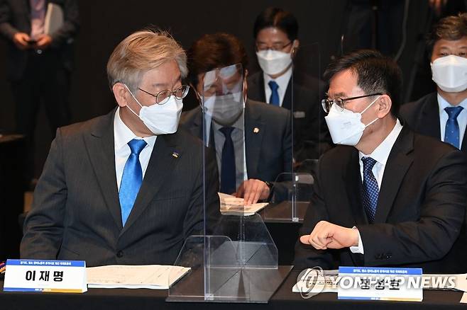 대화하는 이재명 경기도지사-정성호 국회 예결위원장 이재명 경기도지사(왼쪽)와 정성호 국회 예산결산특별위원회 위원장(더불어민주당)이 지난 2021년 4월 20일 서울 여의도 글래드호텔에서 열린 '경기도, 청소·경비노동자 휴게시설 개선 국회 토론회'에서 대화하고 있다. [연합뉴스 자료사진]