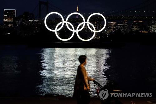 도쿄올림픽을 두 달 반가량 남긴 가운데 코로나19가 최근 빠르게 확산하며 일본내 취소 여론이 높아지고 있다. 사진은 일본 도쿄만에 설치된 올림픽 조형물 [AFP=연합뉴스 자료사진]