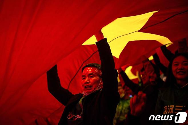 중국을 응원하는 팬© AFP=뉴스1