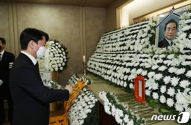 안철수 국민의당 대표가 10일 서울 광진구 건국대병원 장례식장에 마련된 이한동 전 국무총리 빈소를 찾아 조문하고 있다. 2021.5.10/뉴스1 © News1 사진공동취재단