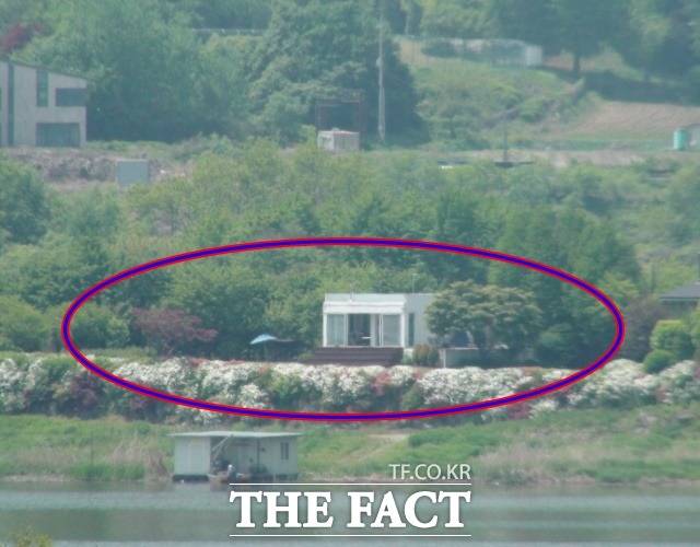 신현준은 2014년 경기 양평 강상면에 북한강을 낀 두 필지 땅(토지+건물 500여 평)을 매입했다. 북한강수계 상수원 수질개선 등의 법률에 해당하는 수변구역이다. 강 맞은 편에서 바라본 주택. /양평=강일홍 기자
