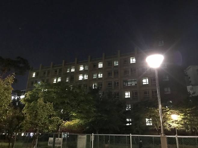 지난 3일 밤 10시 서울 강서구 내발산동공공기숙사 군데군데 불이 꺼져 있다. /권현지 인턴기자