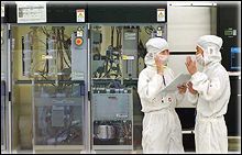 상하이 장장(張江)파크에 자리 잡은 SMIC 반도체 공장에서 근로자들이 반도체를 시험 생산하고 있다. /SMIC 제공