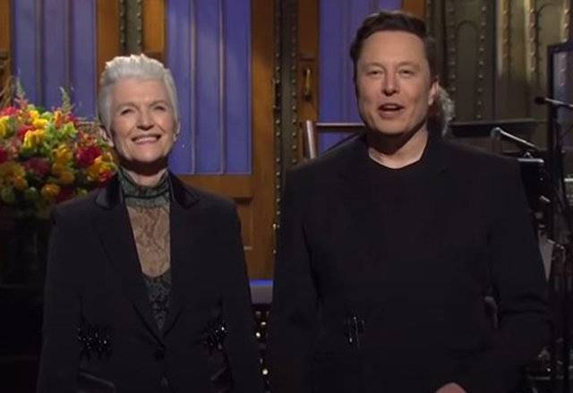 일론 머스크 미국 테슬라 최고경영자(오른쪽)와 모친 메이가 8일 미 NBC방송의 코미디쇼 ‘새터데이나이트라이브(SNL)’에 출연해 도지코인을 홍보했다. 유튜브 화면 캡처