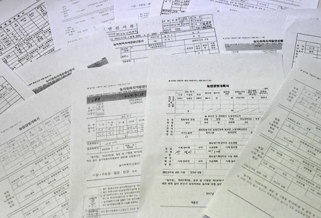 한국일보가 정보공개 청구를 통해 확보한 고위공직자 852명의 농지취득자격증명신청서와 농업경영계획서. 확인 결과 질문에 맞지 않는 엉뚱한 답변을 적어내거나 거주지와 농지 소재지가 멀리 떨어져 영농 활동이 불가능해도 농지취득자격증명은 아무 제약 없이 그대로 발급됐다. 서재훈 기자 spring@hankooilbo.com