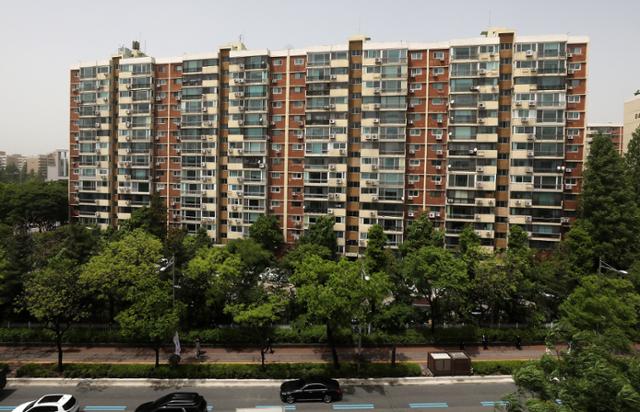 7일 강남구 압구정 현대아파트 모습. 이날 한국부동산원이 발표한 전국주택가격동향조사에 따르면 건축 기대감으로 서울 아파트값이 12주 만에 최대 상승폭을 나타냈다. 뉴스1