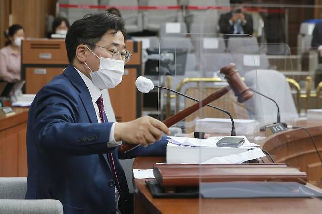 박찬대 청문특위 위원장 권한대행이 10일 오후 서울 여의도 국회에서 열린 제4차 김부겸 국무총리 임명동의에 관한 인사청문특별위원회 전체회의에서 정회를 선언하고 있다.  [사진=뉴시스]