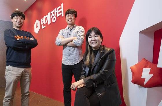 중고거래 사이트 ‘번개장터’ 최재화 최고마케팅책임자(CMO)와, 이동주 최고기술책임자(CTO), 정용준 최고제품책임자(CPO, 오른쪽부터)가 6일 서울 서초구 번개장터 사무실에서 포즈를 취하고 있다. 임현동 기자